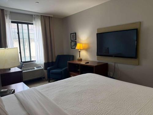 Habitación - 1 cama extragrande - No fumadores del hotel Days Inn By Wyndham Brooklyn Marine Park. Foto 4