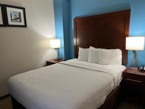 Habitación con cama grande del hotel Days Inn By Wyndham Brooklyn Marine Park. Foto 2