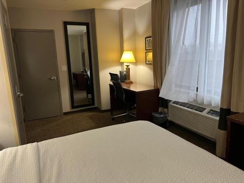 Habitación con cama grande del hotel Days Inn By Wyndham Brooklyn Marine Park. Foto 3