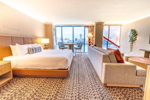 Suite Remodelada con cama extragrande y vistas al Strip - Planta superior del hotel Rio & Casino, a Destination by Hyatt Hotel