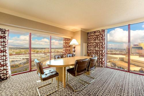 Suite reformada de 1 dormitorio con 2 camas grandes - Planta superior del hotel Rio & Casino, a Destination by Hyatt Hotel