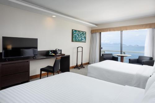 Habitación clásica con 2 camas grandes y vistas al mar del hotel Rio Othon Palace. Foto 2