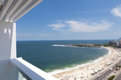Habitación de lujo con vistas laterales al mar del hotel Rio Othon Palace