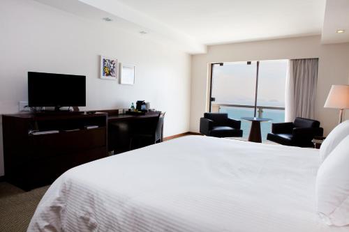 Habitación Súper de Lujo con vistas frontales al mar del hotel Rio Othon Palace. Foto 1