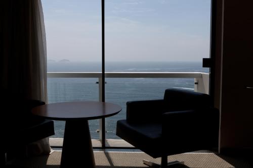 Habitación Súper de Lujo con vistas frontales al mar del hotel Rio Othon Palace. Foto 3