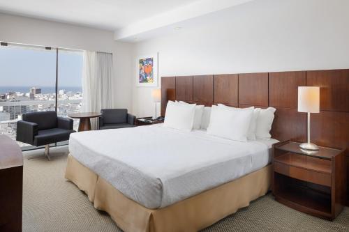 Habitación de lujo con vistas laterales al mar del hotel OTHON PALACE COPACABANA RIO. Foto 4