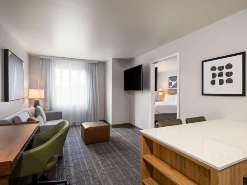 Suite con cama grande y ducha a ras de suelo - Adaptada para personas de movilidad reducida del hotel Staybridge Suites Rochester University