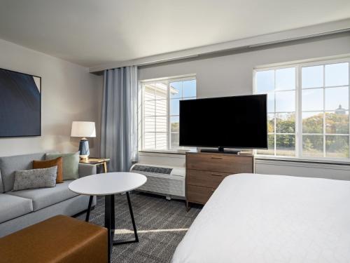 Estudio con cama grande y vistas al río del hotel Staybridge Suites Rochester University. Foto 2