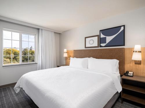Suite de 1 dormitorio con cama doble grande y vistas al río del hotel Staybridge Suites Rochester University