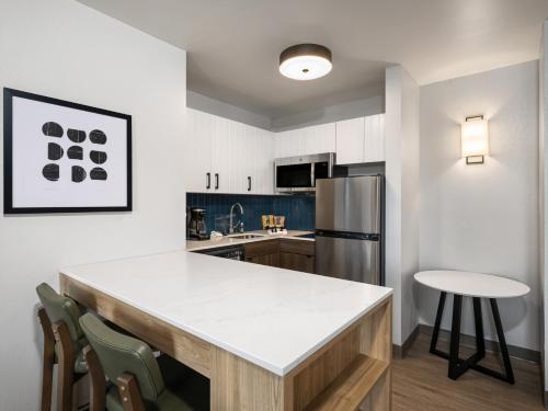 Suite de 2 dormitorios del hotel Staybridge Suites Rochester University. Foto 2