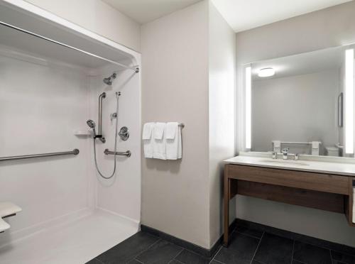 Suite con cama grande y ducha a ras de suelo - Adaptada para personas de movilidad reducida del hotel Staybridge Suites Rochester University
