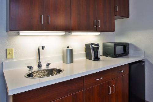 Suite adaptada para personas con discapacidad auditiva y equipada con ducha accesible en silla de ruedas - No fumadores del hotel Holiday Inn Express & Suites Rochester Webster