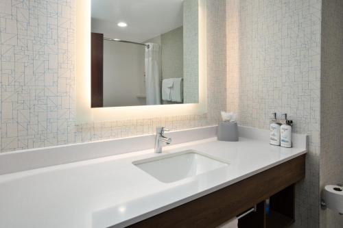 Suite con cama extragrande del hotel Holiday Inn Express & Suites Rochester Webster. Foto 2