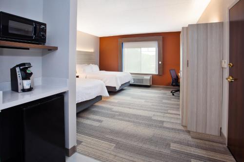 Habitación adaptada para personas con discapacidad auditiva o movilidad reducida con 2 camas grandes y ducha accesible en silla de ruedas del hotel Holiday Inn Express & Suites Rochester Webster. Foto 3