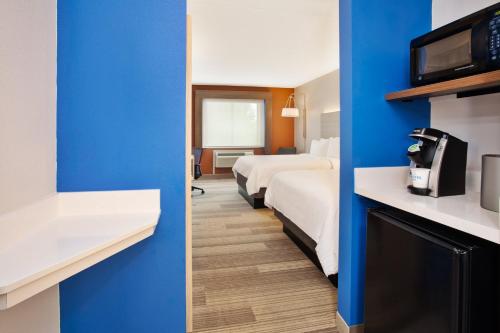Habitación Doble Estándar con 2 camas grandes del hotel Holiday Inn Express & Suites Rochester Webster. Foto 1