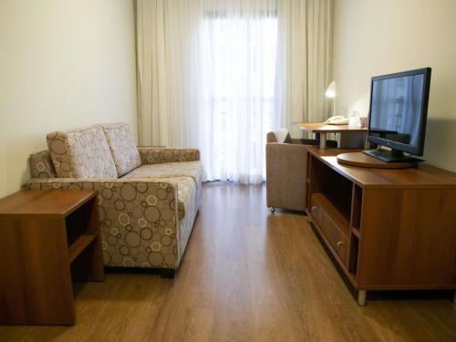 Apartamento superior con productos/servicios exclusivos: Nespresso, bata, zapatillas, comodidades del hotel Mercure São Caetano Do Sul. Foto 2