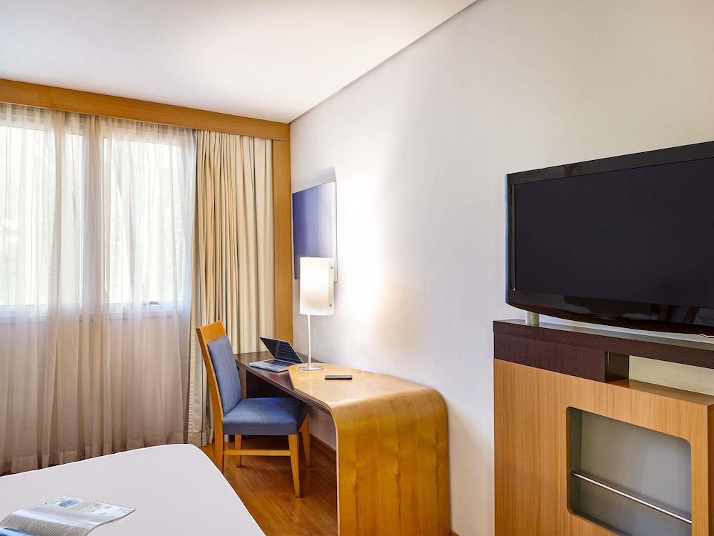 Habitación estándar con 1 cama King Size y 1 sofá - cama para 2 niños menores de 16 años del hotel Novotel Sao Jose Dos Campos. Foto 4