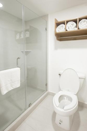 Suite de 1 dormitorio con sofá cama - Cama extragrande del hotel Antaris Cintermex. Foto 2