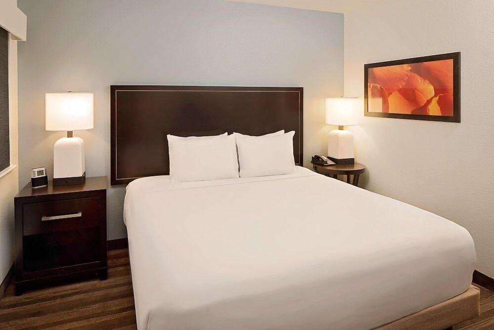 Suite de dos habitaciones con camas King/Queen y sofá cama del hotel Hyatt House Dallas/addison