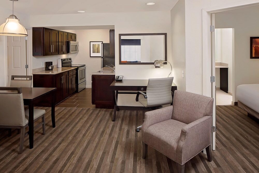Suite de dos habitaciones con camas King/King y sofá cama del hotel Hyatt House Dallas/addison. Foto 2