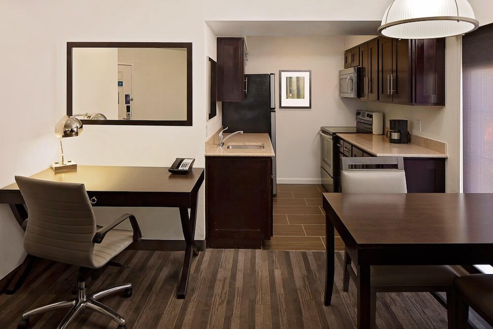 Suite de una habitación con cama King y sofá cama del hotel Hyatt House Dallas/addison. Foto 3