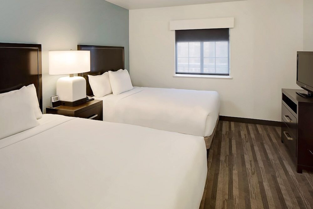 Suite accesible de dos habitaciones con camas King/Queen, ducha de acceso lateral y sofá cama del hotel Hyatt House Dallas/addison. Foto 2
