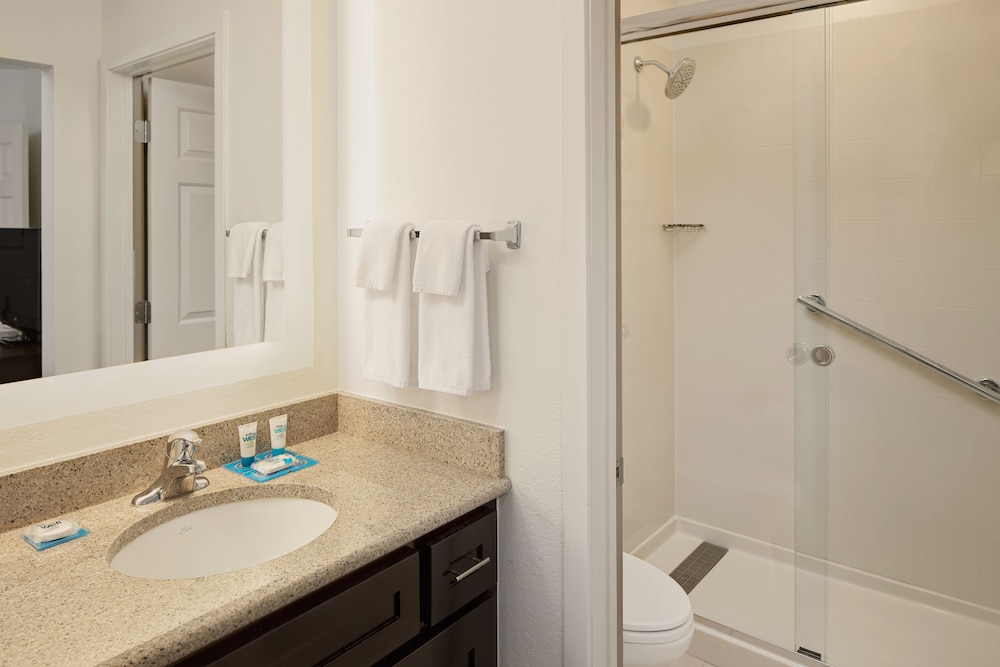Suite accesible de dos habitaciones con camas King/Queen, ducha de acceso lateral y sofá cama del hotel Hyatt House Dallas/addison. Foto 4