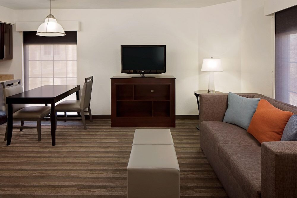 Suite accesible de una habitación con cama Queen, bañera y sofá cama del hotel Hyatt House Dallas/addison. Foto 2