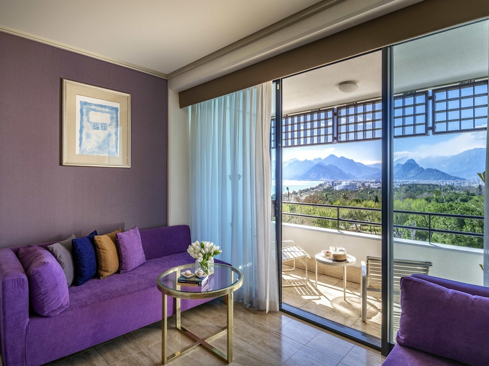 Habitación Confort con Vistas al Mar, Cama Doble, Dos Sofás del hotel Rixos Downtown Antalya All Inclusive - The Land Of Legends Access. Foto 4