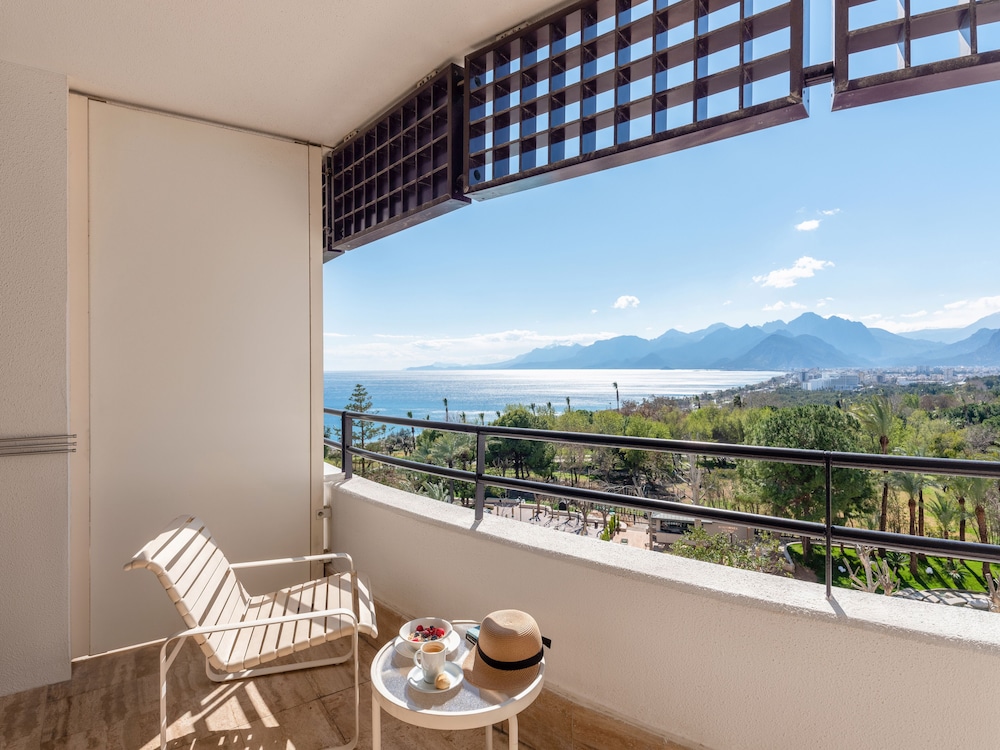 Habitación Confort con Vistas al Mar, Cama Doble, Dos Sofás del hotel Rixos Downtown Antalya All Inclusive - The Land Of Legends Access. Foto 6