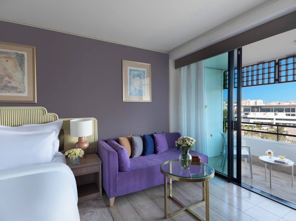 Habitación Confort con Vistas a la Ciudad, Dos Camas Individuales, Dos Sofás del hotel Rixos Downtown Antalya All Inclusive - The Land Of Legends Access. Foto 2