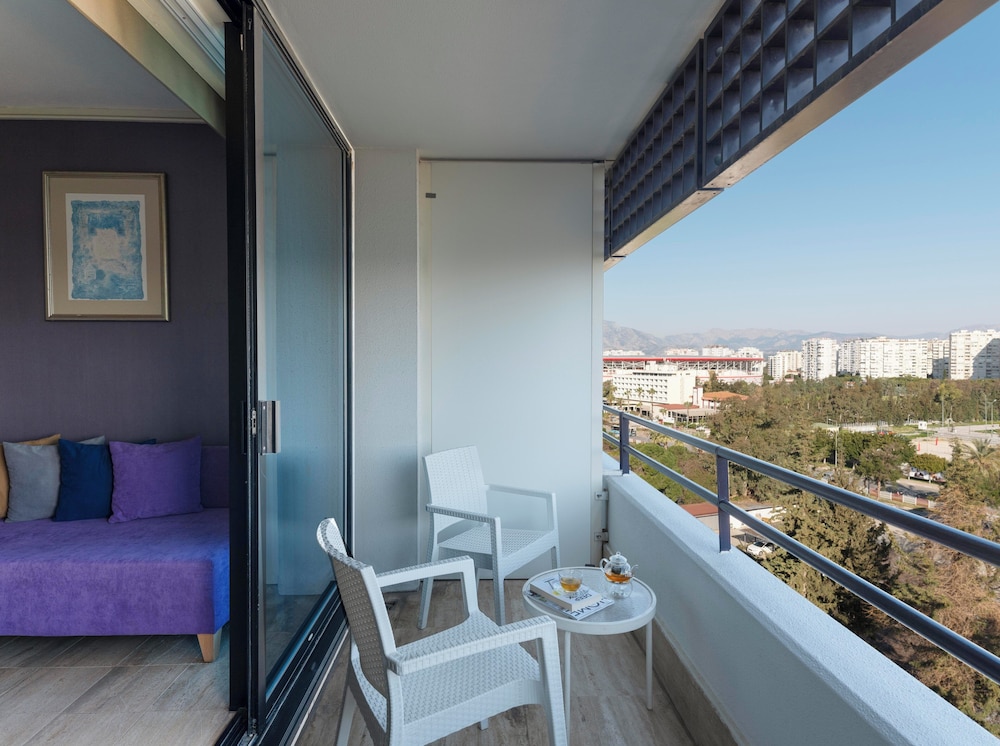Habitación Confort con Vistas a la Ciudad, Dos Camas Individuales, Dos Sofás del hotel Rixos Downtown Antalya All Inclusive - The Land Of Legends Access. Foto 7
