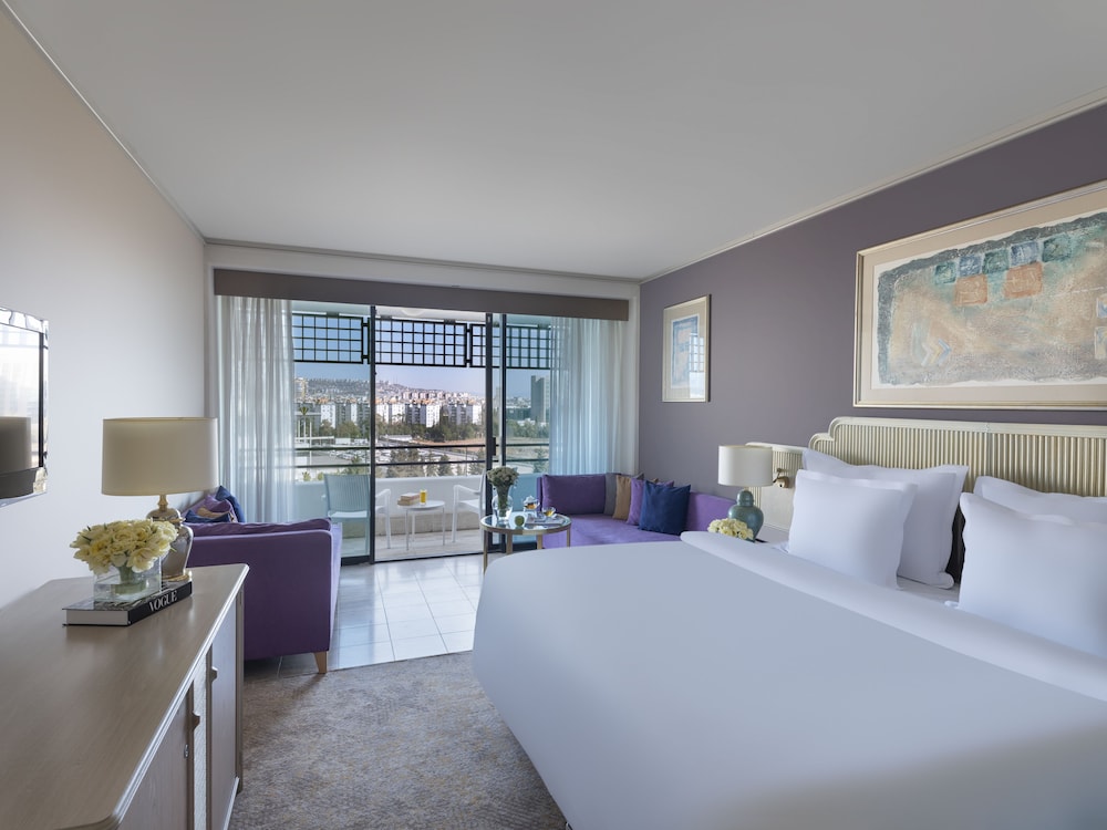 Habitación Confort con Vistas a la Ciudad, Cama Doble, Dos Sofás del hotel Rixos Downtown Antalya All Inclusive - The Land Of Legends Access. Foto 2
