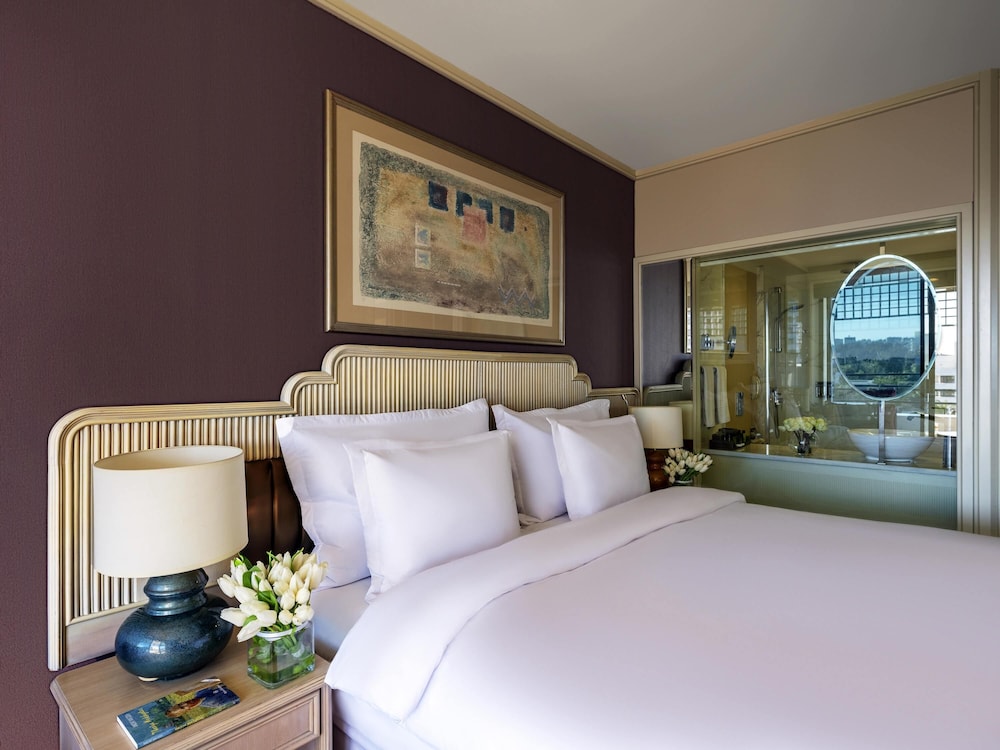 Habitación Confort con Vistas a la Ciudad, Cama Doble, Dos Sofás del hotel Rixos Downtown Antalya All Inclusive - The Land Of Legends Access. Foto 3