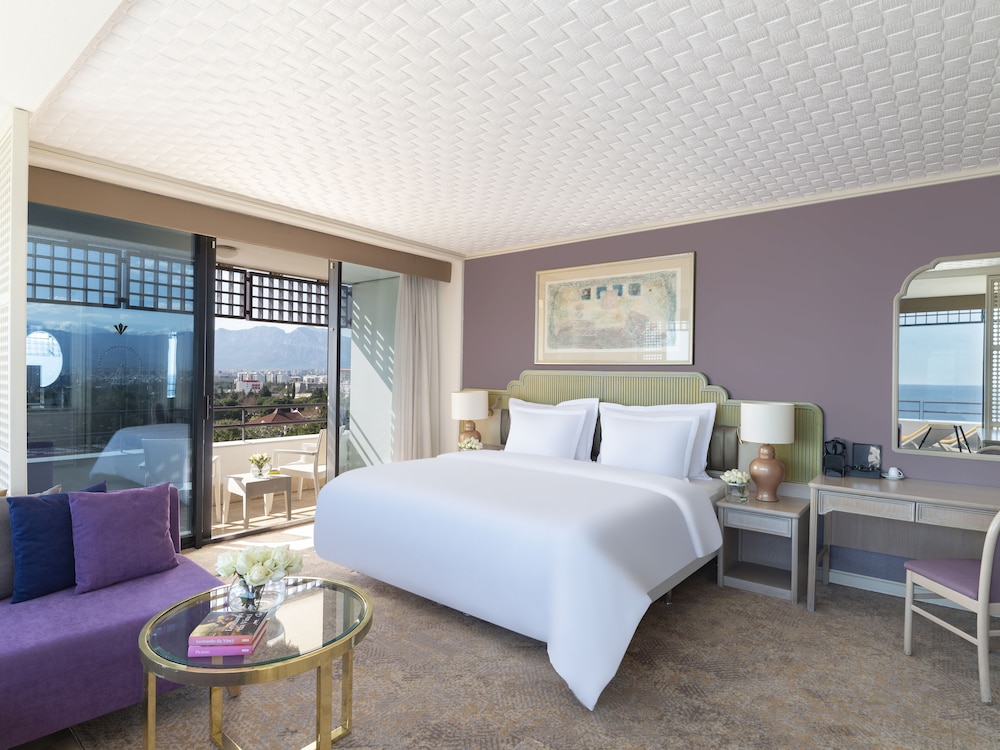 Suite Deluxe con Terraza, Vistas al Mar, Cama King, Dos Sofás del hotel Rixos Downtown Antalya All Inclusive - The Land Of Legends Access. Foto 2