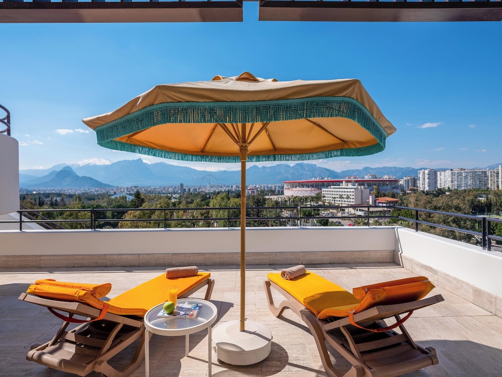 Suite Familiar con Terraza, Vistas a la Ciudad, Cama King y Dos Camas Individuales del hotel Rixos Downtown Antalya All Inclusive - The Land Of Legends Access. Foto 2