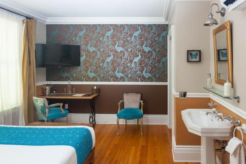 Habitación con cama grande del hotel Argos Inn