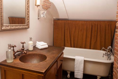Suite Deluxe con cama extragrande del hotel Argos Inn. Foto 4