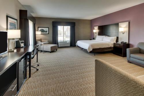 Habitación Doble Estándar con cama grande y sofá cama del hotel Holiday Inn Express Cheektowaga North East, An Ihg. Foto 3