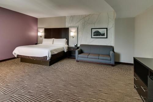 Habitación Doble Estándar con cama grande y sofá cama del hotel Holiday Inn Express Cheektowaga North East, An Ihg. Foto 7