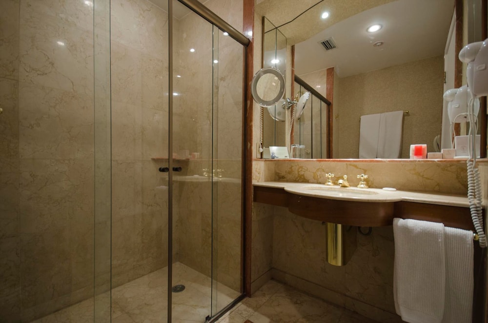 Habitación estándar con 2 camas individuales del hotel Gran Estanplaza Berrini. Foto 6