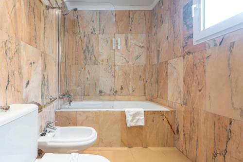 Habitación Triple con balcón del hotel Soho Boutique Los Naranjos. Foto 5