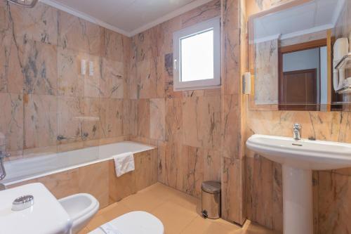 Habitación Triple con balcón del hotel Soho Boutique Los Naranjos. Foto 6