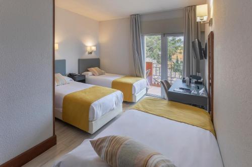Habitación triple con balcón del hotel Soho Boutique Los Naranjos