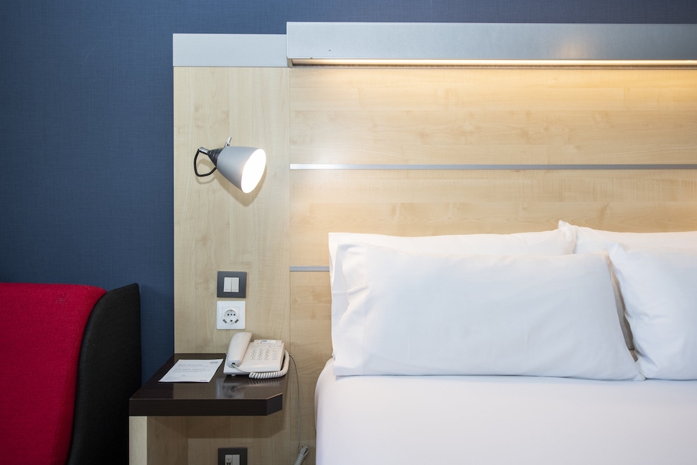 Habitación estándar, 1 cama doble con sofá cama (Free Breakfast) del hotel Holiday Inn Express Barcelona-montmeló, An Ihg. Foto 2
