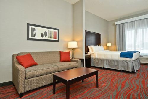 Estudio con cama extragrande y sofá cama - Adaptado para personas con discapacidad auditiva del hotel Holiday Inn Express & Suites Utica. Foto 1