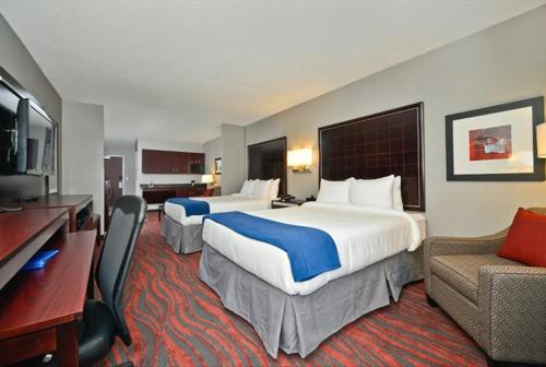 Suite con 2 camas dobles del hotel Holiday Inn Express & Suites Utica. Foto 2