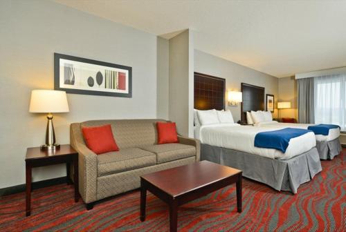 Suite con 2 camas dobles del hotel Holiday Inn Express & Suites Utica. Foto 3