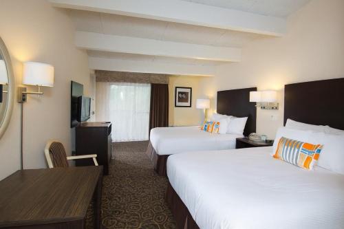 Habitación Deluxe con 2 camas grandes del hotel Tiki Resort - Lake George. Foto 1
