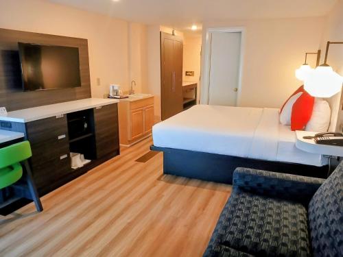 Suite con cama extragrande, bañera de hidromasaje y sofá cama del hotel Tiki Resort - Lake George. Foto 1